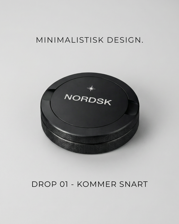Black circular snusdosa with 'NORDSK' branding on a gray background