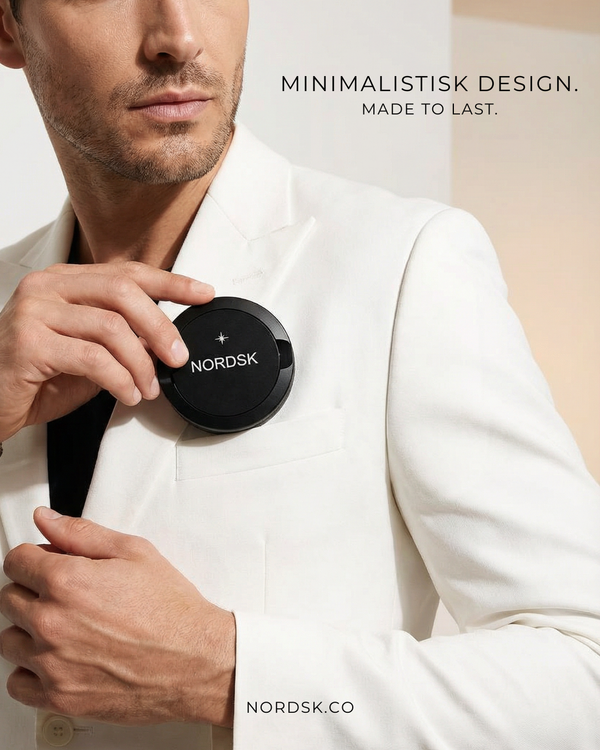 Model med svart snusdosa designad i Sverige